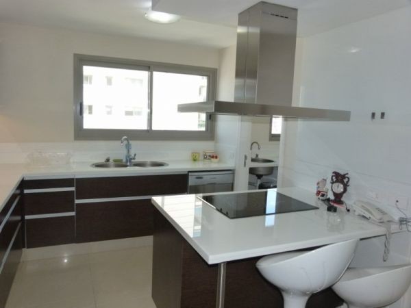 Lujoso departamento en edificio de categoría en 1º fila.